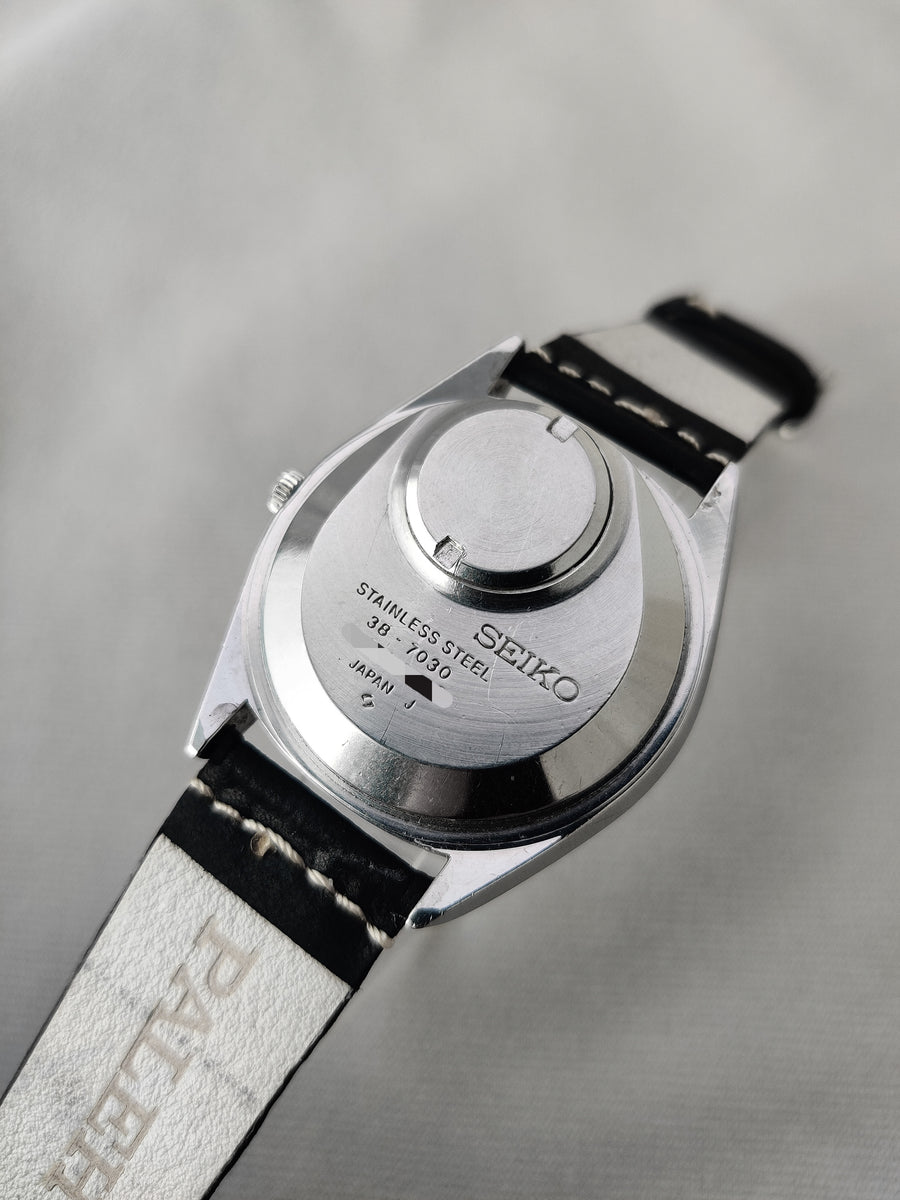1988) Seiko 7F38-7030 calendar dress watch with moon phase