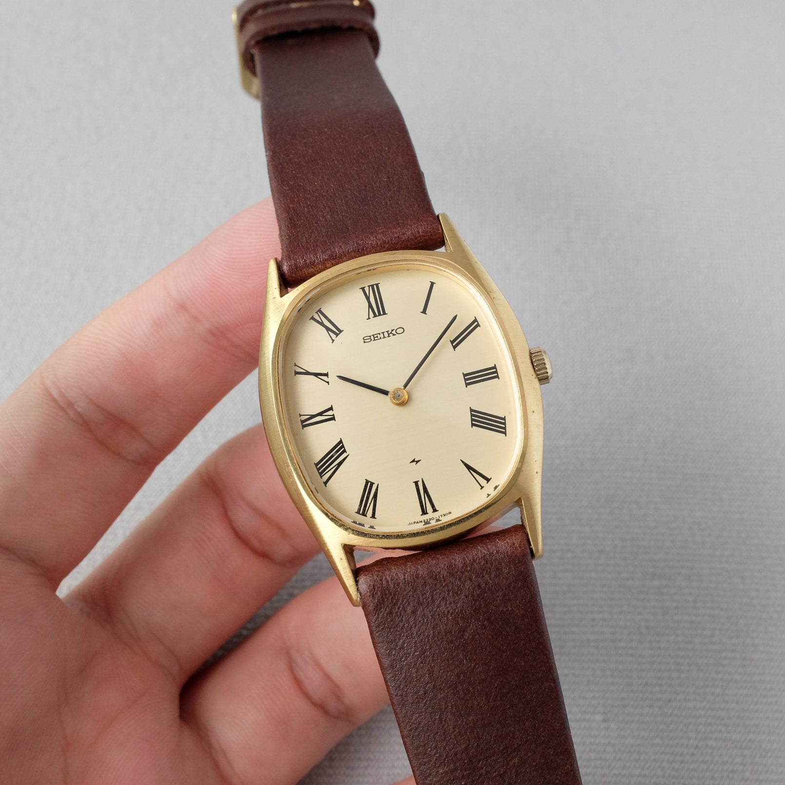 SEIKO セイコー シャリオ 2220-7260 ブラウン ゴールド リネン Seiko 2220-7260 from 1977 (NOS) – Paleh